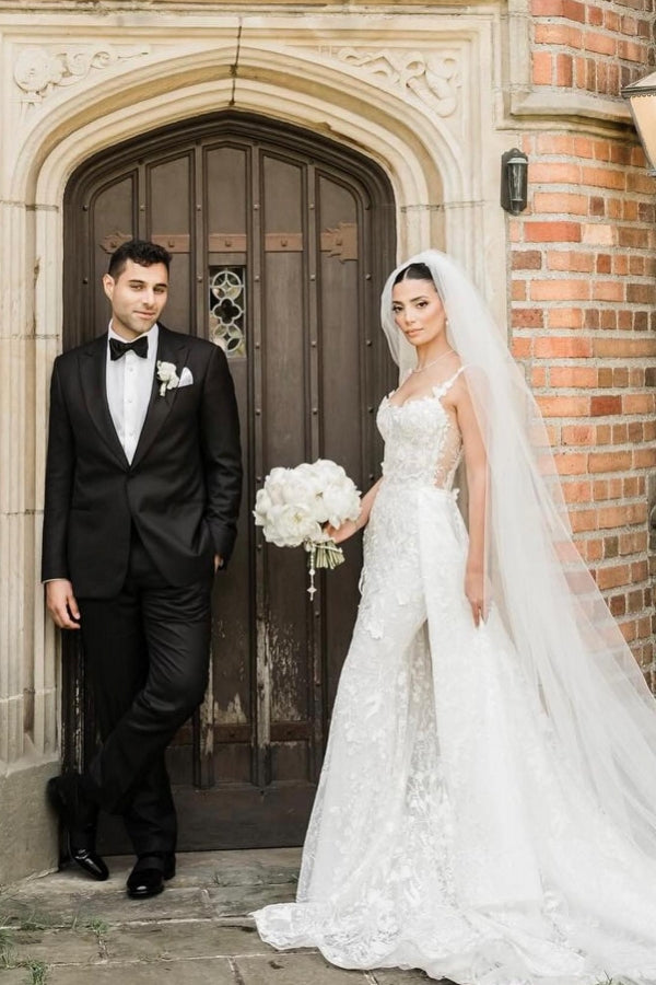 Robe de mariée longue ivoire sans manches en dentelle, charmante et avec traîne amovible.