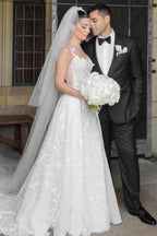 Robe de mariée longue ivoire sans manches en dentelle, charmante et avec traîne amovible.