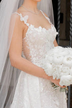 Robe de mariée longue ivoire sans manches en dentelle, charmante et avec traîne amovible.