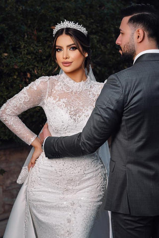 Precioso vestido de novia de sirena de manga larga, cuello alto y satén con encaje, con cola de capilla.