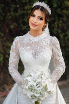 Robe de mariée sirène ravissante à manches longues et col montant en satin et dentelle avec traîne chapelle.