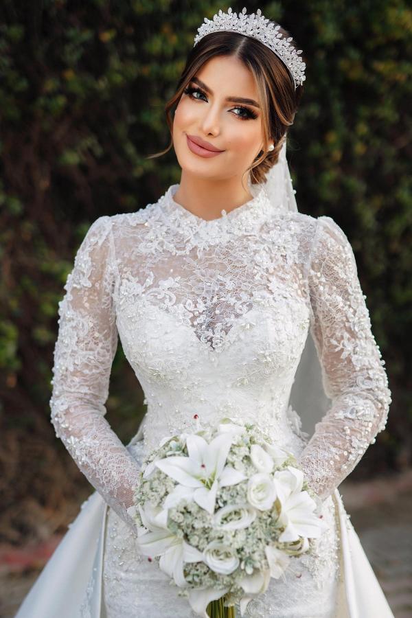 Robe de mariée sirène ravissante à manches longues et col montant en satin et dentelle avec traîne chapelle.