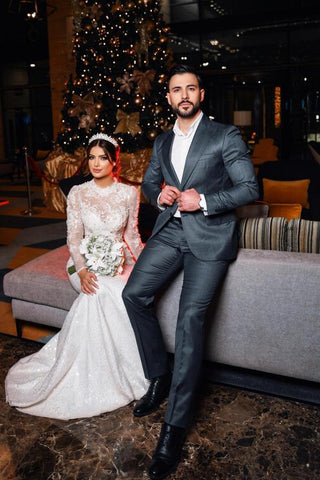 Precioso vestido de novia de sirena de manga larga, cuello alto y satén con encaje, con cola de capilla.