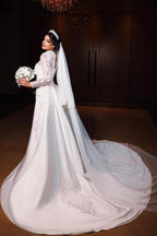 Robe de mariée sirène ravissante à manches longues et col montant en satin et dentelle avec traîne chapelle.