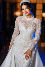 Robe de mariée sirène ravissante à manches longues et col montant en satin et dentelle avec traîne chapelle.