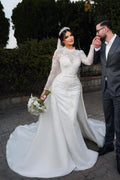 Robe de mariée sirène ravissante à manches longues et col montant en satin et dentelle avec traîne chapelle.