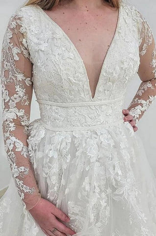 Robe de mariée trapèze en dentelle de jardin à manches longues et col en V, pleine de charme
