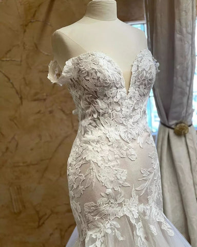 Robe de mariée blanche sirène charmante, col en V, sans manches, ornée d'appliqués