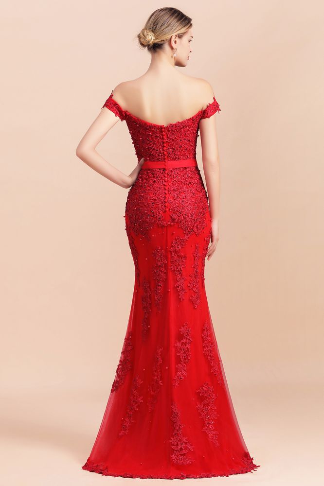 Robe de demoiselle d'honneur sirène rouge, décolletée épaules dénudées, ornée d'appliqués de dentelle, coupe ajustée.