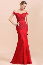 Robe de demoiselle d'honneur sirène rouge, décolletée épaules dénudées, ornée d'appliqués de dentelle, coupe ajustée.