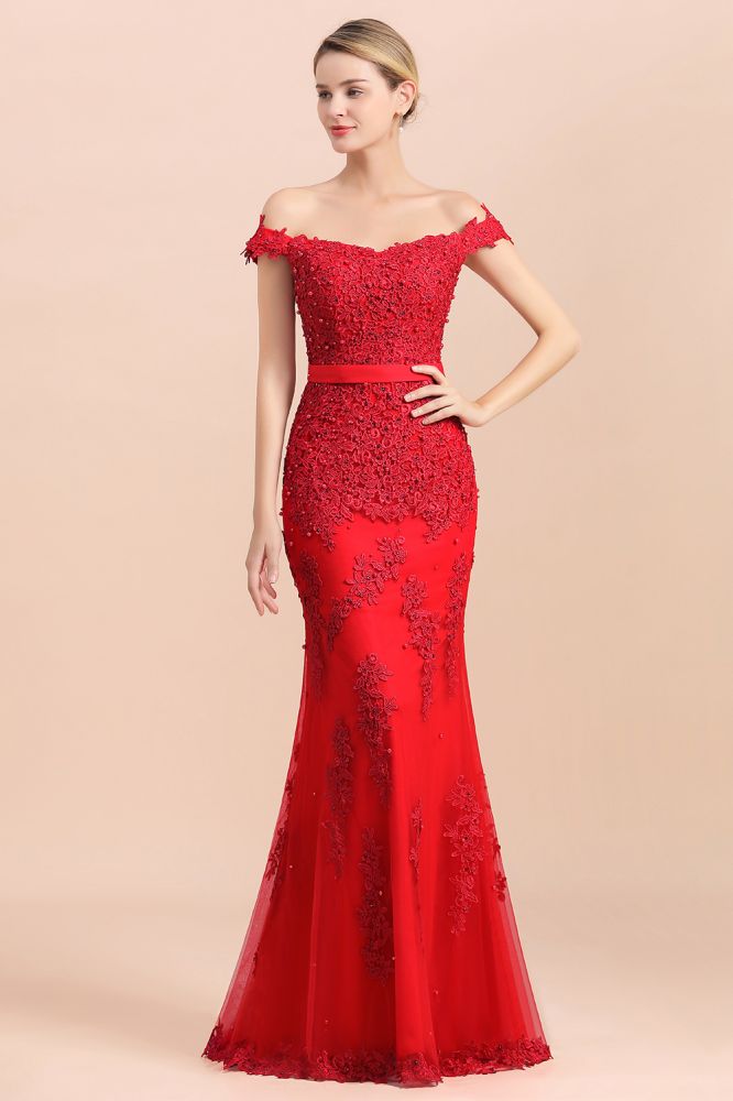 Robe de demoiselle d'honneur sirène rouge, décolletée épaules dénudées, ornée d'appliqués de dentelle, coupe ajustée.