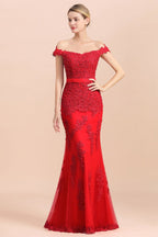 Robe de demoiselle d'honneur sirène rouge, décolletée épaules dénudées, ornée d'appliqués de dentelle, coupe ajustée.