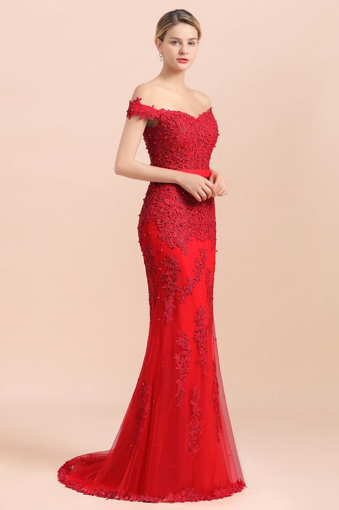 Robe de demoiselle d'honneur sirène rouge, décolletée épaules dénudées, ornée d'appliqués de dentelle, coupe ajustée.