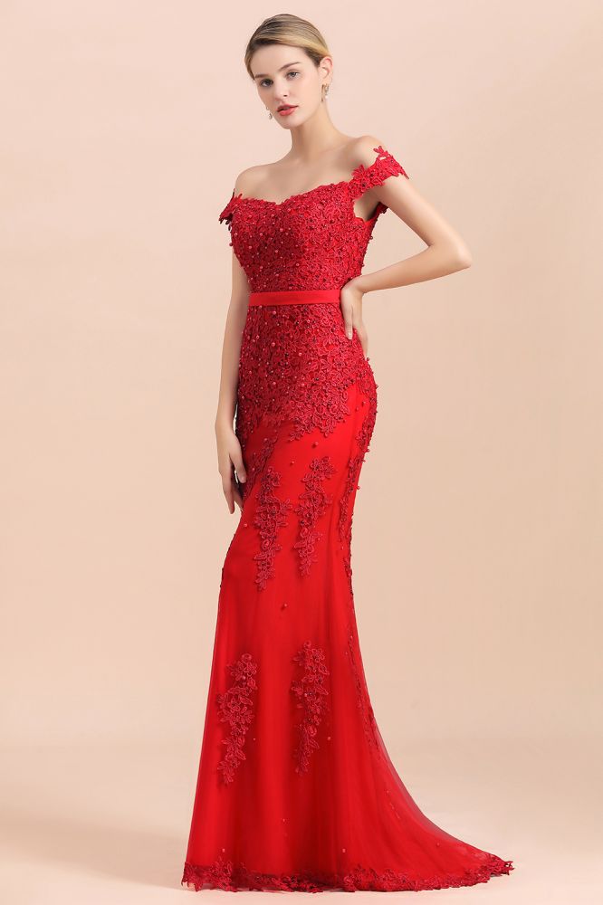 Robe de demoiselle d'honneur sirène rouge, décolletée épaules dénudées, ornée d'appliqués de dentelle, coupe ajustée.
