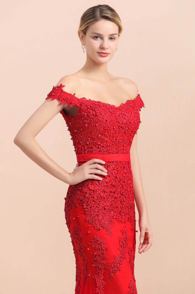 Robe de demoiselle d'honneur sirène rouge, décolletée épaules dénudées, ornée d'appliqués de dentelle, coupe ajustée.