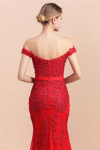 Robe de demoiselle d'honneur sirène rouge, décolletée épaules dénudées, ornée d'appliqués de dentelle, coupe ajustée.