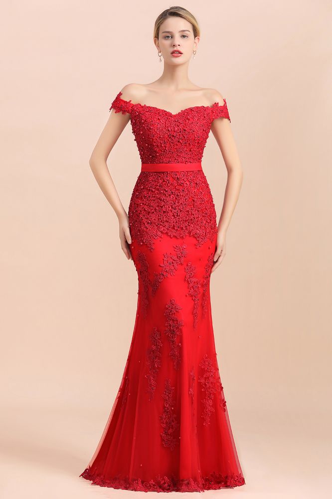 Robe de demoiselle d'honneur sirène rouge, décolletée épaules dénudées, ornée d'appliqués de dentelle, coupe ajustée.