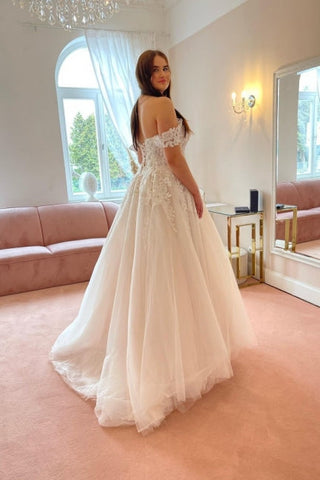 Encantador vestido de novia de encaje y tul con escote palabra de honor y corte en A