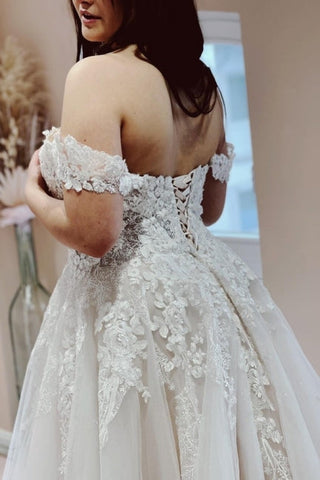 Encantador vestido de novia de encaje y tul con escote palabra de honor y corte en A