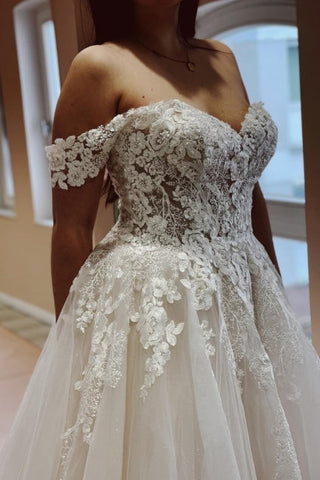 Encantador vestido de novia de encaje y tul con escote palabra de honor y corte en A