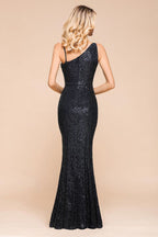 Robe de soirée charmante à paillettes et sequins asymétriques, fendue sur le côté.