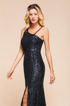 Robe de soirée charmante à paillettes et sequins asymétriques, fendue sur le côté.