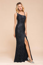Robe de soirée charmante à paillettes et sequins asymétriques, fendue sur le côté.