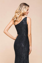 Robe de soirée charmante à paillettes et sequins asymétriques, fendue sur le côté.