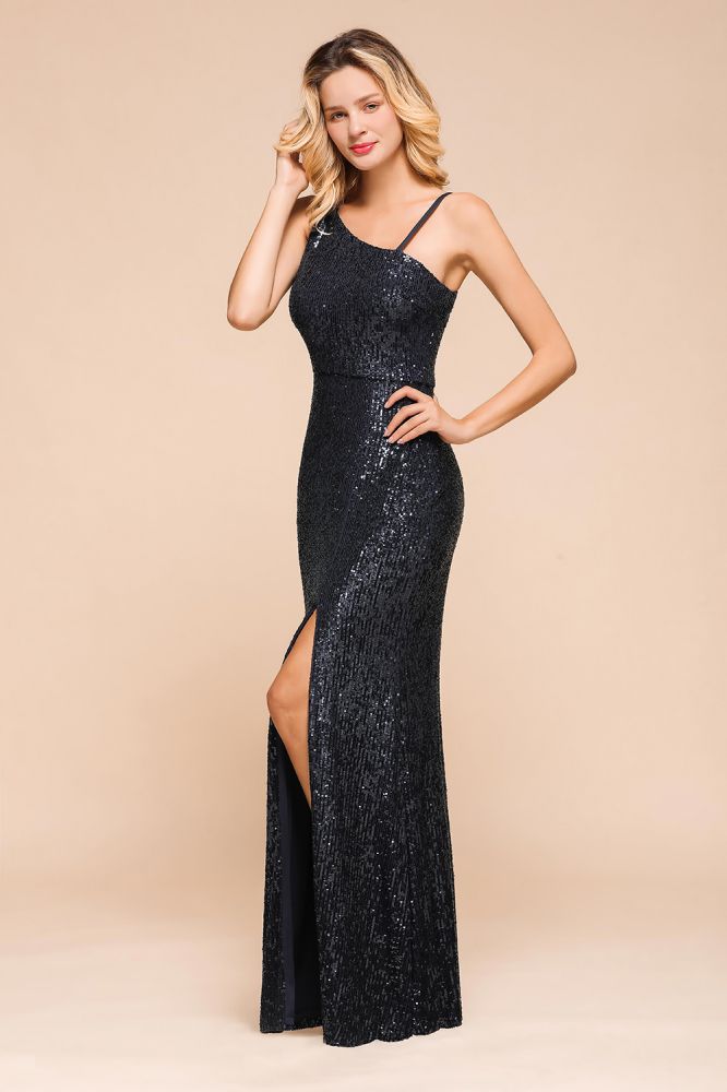 Robe de soirée charmante à paillettes et sequins asymétriques, fendue sur le côté.