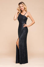 Robe de soirée charmante à paillettes et sequins asymétriques, fendue sur le côté.