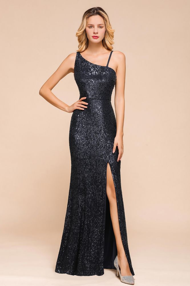 Robe de soirée charmante à paillettes et sequins asymétriques, fendue sur le côté.