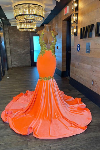 Encantador vestido de fiesta de sirena sin mangas, con cuello halter y espalda descubierta, adornado con cuentas doradas.