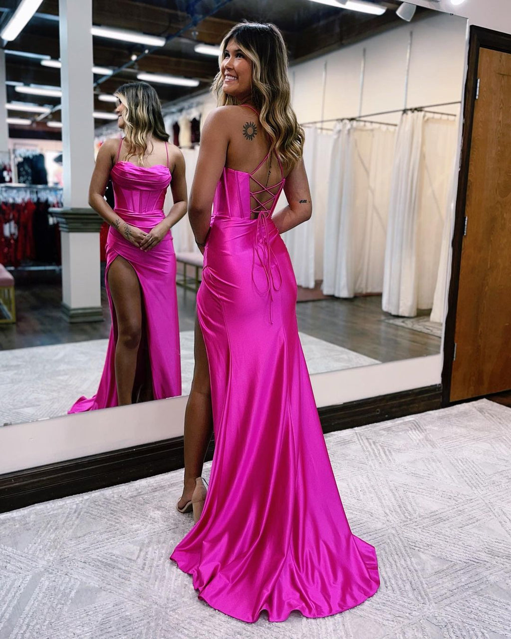 Robe de soirée sirène longue, charmante, sans manches, à fines bretelles spaghetti et à volants.