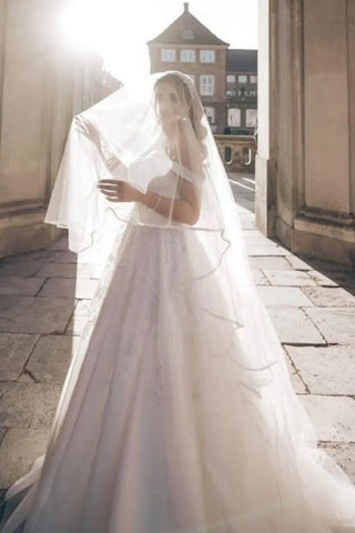 Vestido de novia largo hasta el suelo con tirantes encantadores y escote barco.