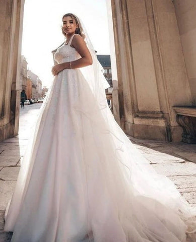 Vestido de novia largo hasta el suelo con tirantes encantadores y escote barco.