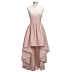 Robe de bal courte dorée sans manches avec appliques, coupe asymétrique et décolleté cœur en dentelle.