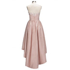 Robe de bal courte dorée sans manches avec appliques, coupe asymétrique et décolleté cœur en dentelle.