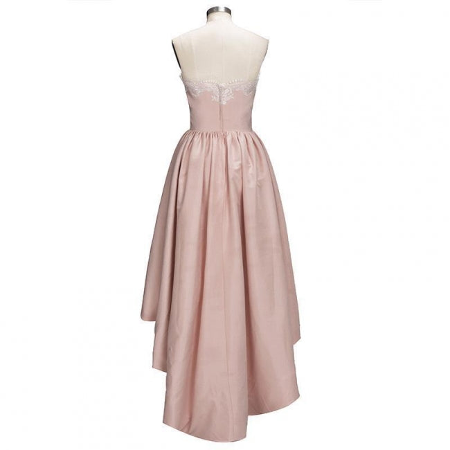 Robe de bal courte dorée sans manches avec appliques, coupe asymétrique et décolleté cœur en dentelle.