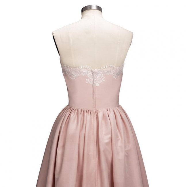 Robe de bal courte dorée sans manches avec appliques, coupe asymétrique et décolleté cœur en dentelle.
