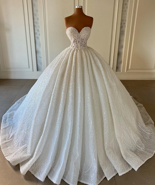 Robe de mariée de bal bustier à sequins sans manches et décolleté cœur, charmante et ravissante.