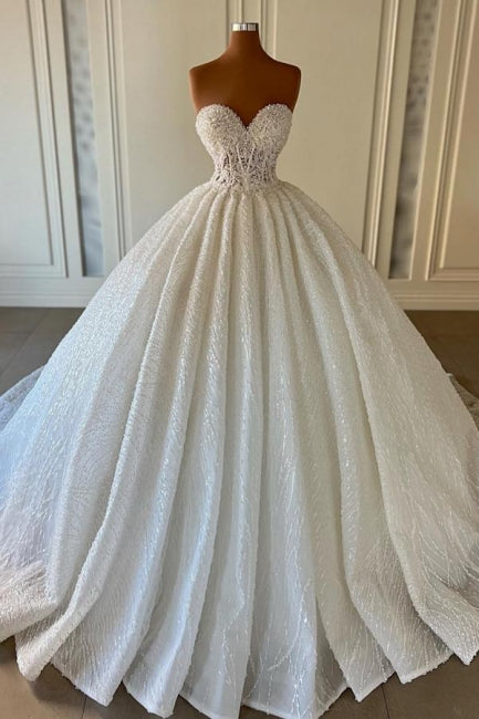 Robe de mariée de bal bustier à sequins sans manches et décolleté cœur, charmante et ravissante.