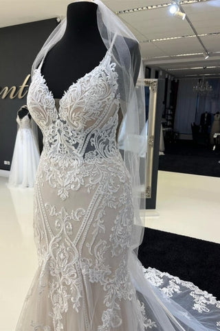 Encantador vestido de novia de encaje con tirantes finos y escote corazón, con cola de capilla.