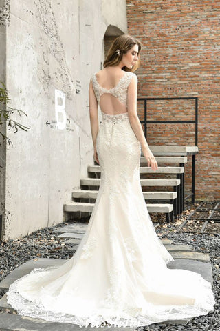 Vestido de novia de sirena sin mangas con escote en V, encaje floral y encantador vestido de novia estilo sirena.