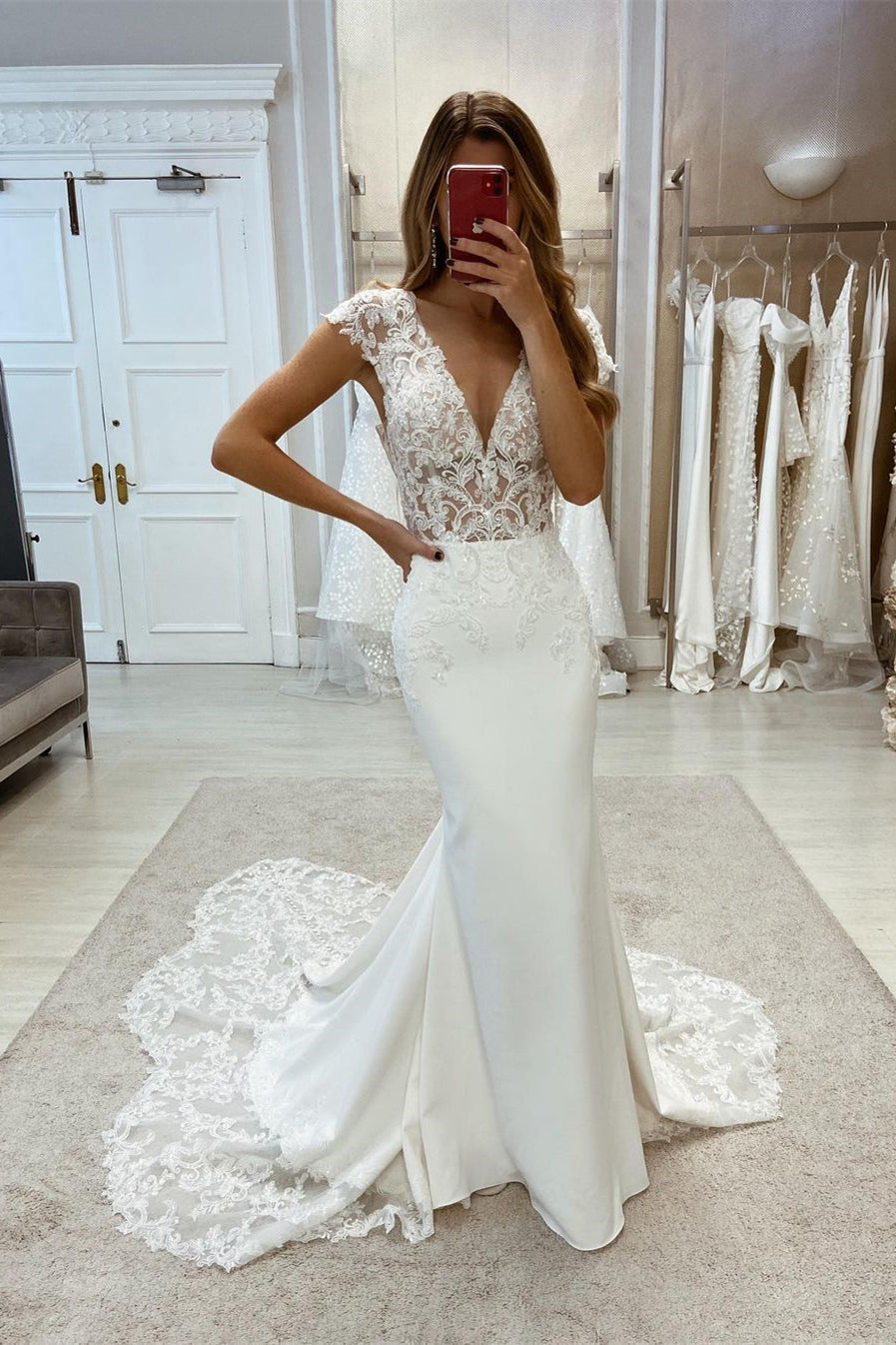 Robe de mariée sirène en dentelle sans manches à col V et traîne, ravissante et élégante.