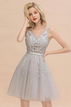 Robe de soirée courte charmante à col en V en tulle et dentelle, coupe trapèze et dos nu