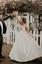 Vestido de novia color marfil, sin mangas, largo hasta el suelo, corte en A y con tirantes (WD308)