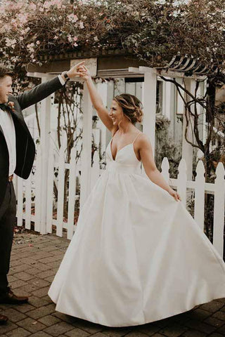 Vestido de novia color marfil, sin mangas, largo hasta el suelo, corte en A y con tirantes (WD308)