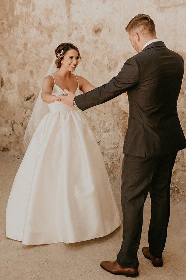 Vestido de novia color marfil, sin mangas, largo hasta el suelo, corte en A y con tirantes (WD308)