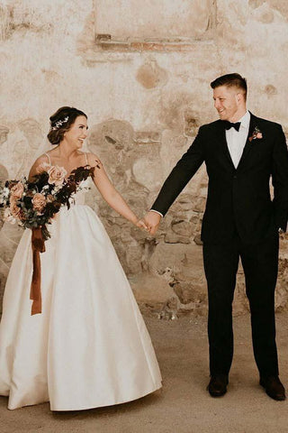 Vestido de novia color marfil, sin mangas, largo hasta el suelo, corte en A y con tirantes (WD308)