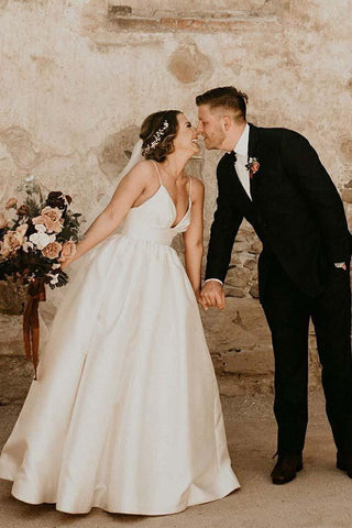 Vestido de novia color marfil, sin mangas, largo hasta el suelo, corte en A y con tirantes (WD308)